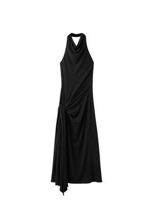 Vestido maxi negro con cuello halter y tela drapeada recogida y anudada en la cadera izquierda, creando una silueta asimétrica.