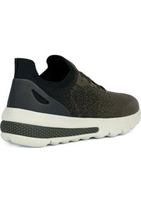 Zapatilla de running para hombre en verde oscuro y negro, con un upper de punto texturizado, un cuello acolchado y una suela blanca gruesa con agarre texturizado.
