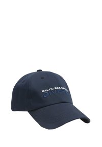 Granatowy czapka baseballowa wykonana z bawełny, z haftowanym napisem "BALTIC SEA REMEDY DIVERS" w białym i jasnoniebieskim kolorze. Regulowany pasek z tyłu.