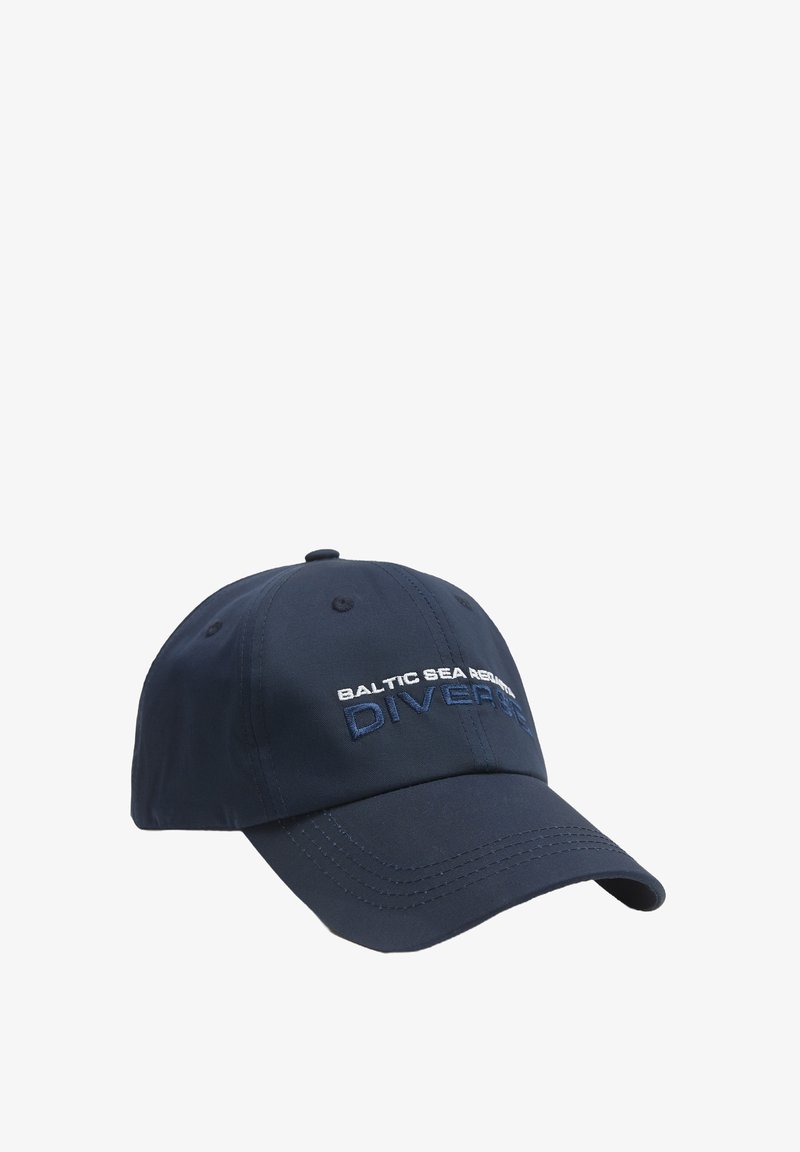 Granatowy czapka baseballowa wykonana z bawełny, z haftowanym napisem "BALTIC SEA REMEDY DIVERS" w białym i jasnoniebieskim kolorze. Regulowany pasek z tyłu.