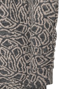 Pull en tricot avec un motif abstrait gris et beige, doté d'une texture douce et d'un détail froncé à la manche pour une dimension supplémentaire.
