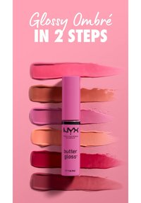 NYX Butter Gloss dans un emballage rose, centré parmi des échantillons de différentes nuances de gloss à lèvres : nuances nudes, roses et baies sur un fond rose.