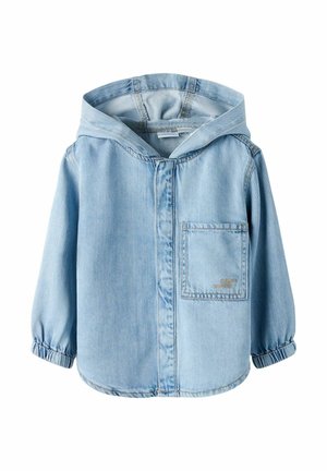 Sweat à capuche en denim bleu clair avec manches longues, poignets élastiques, poche poitrine avant, sans boutons ni fermetures éclair visibles.