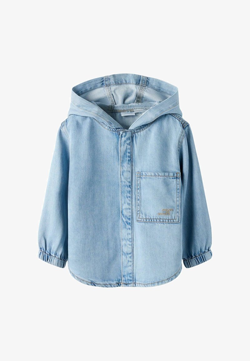 Sudadera con capucha de mezclilla azul claro con mangas largas, puños elásticos, bolsillo frontal en el pecho y sin botones ni cremalleras visibles.