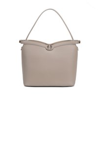 Sac à main en simili cuir beige avec une forme structurée, présentant un haut arrondi, une petite sangle et un accent logo circulaire sur le devant.