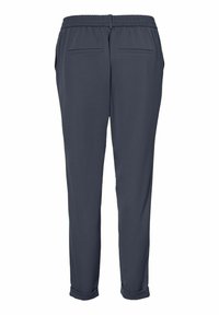 Marinblå byxor med elastisk midja, med uppvikta benslut och två bakfickor, tillverkade av ett mjukt och lätt tyg.