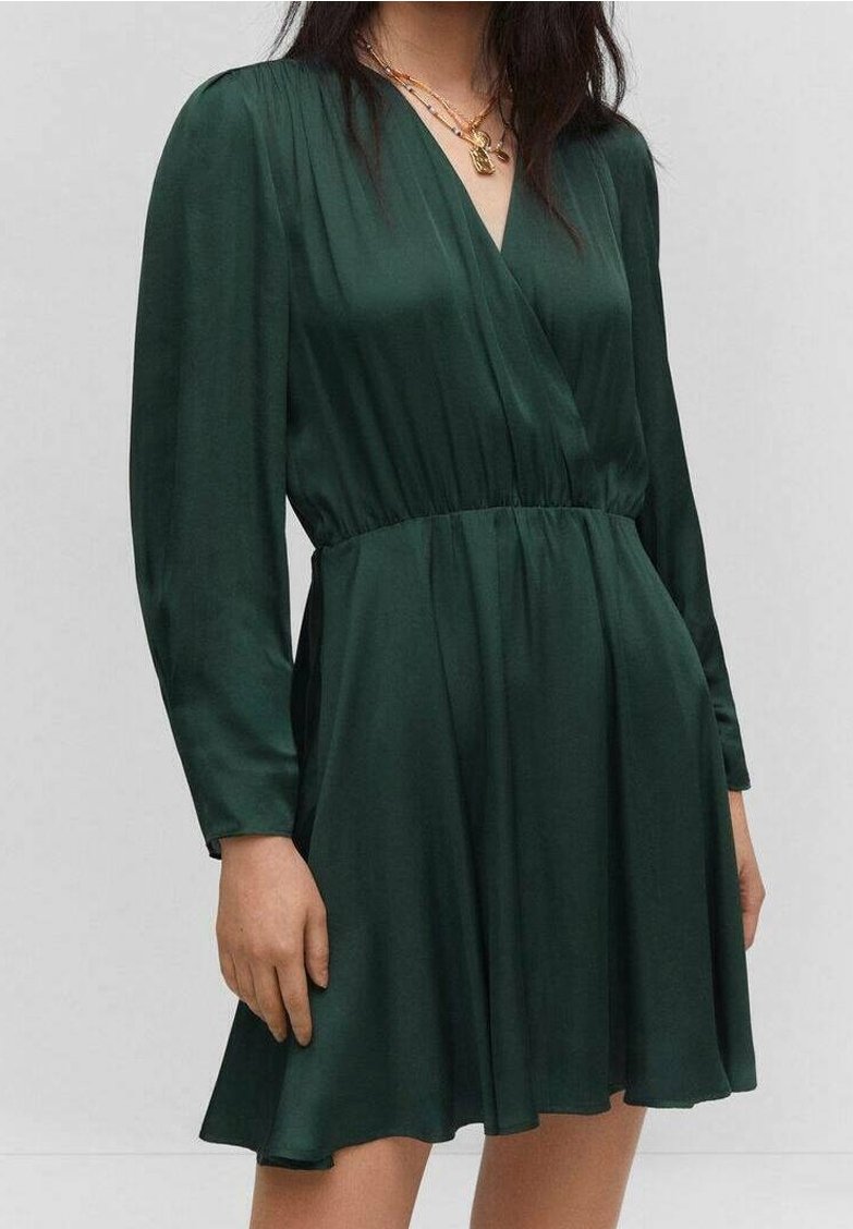 Robe verte en satin avec des manches longues et un décolleté en V, dotée d'une taille cintrée et d'une jupe évasée. Texture lisse et détails de design minimalistes.