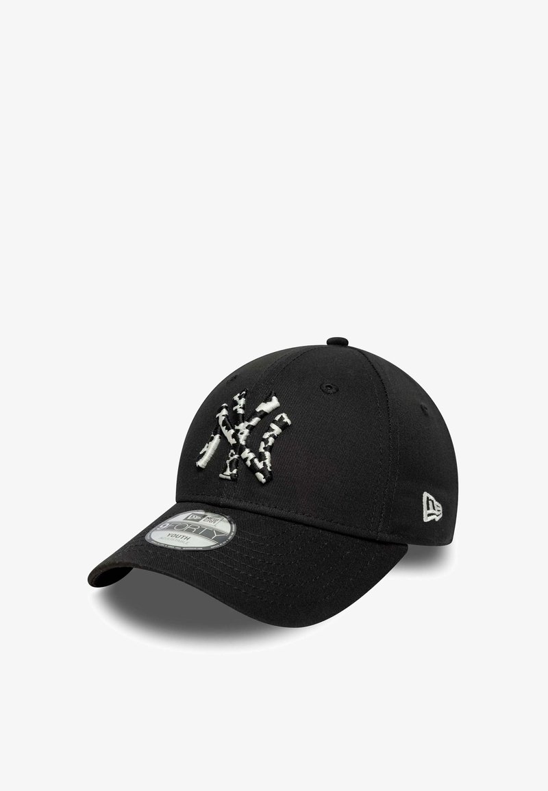 Casquette de baseball noire avec logo blanc en zigzag "NY" sur le devant et un petit logo blanc sur le côté, présentée légèrement de biais sur fond blanc.