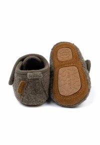 Grå ulltofflor med en mjuk textur, featuring en omslutande design och en gummisula med bladmönster. Inkluderar en liten logotag.