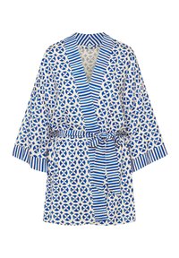 Biała szata z niebieskimi geometrycznymi wzorami i paskowanymi akcentami. Posiada pasek do wiązania i szerokie rękawy, co tworzy luźny krój.