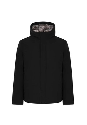 Giacca invernale nera con cappuccio foderato in pelliccia sintetica grigia, zip frontale nascosta da una patta, maniche lunghe e orlo dritto.