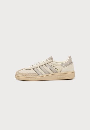 adidas Originals, HANDBALL SPEZIAL W UNISEX - Маратонки - cream white/wonder beige/magic beige