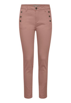 Pantalons ajustés roses en tissu léger, avec une texture lisse, cinq poches et des accents de boutons décoratifs sur le côté.