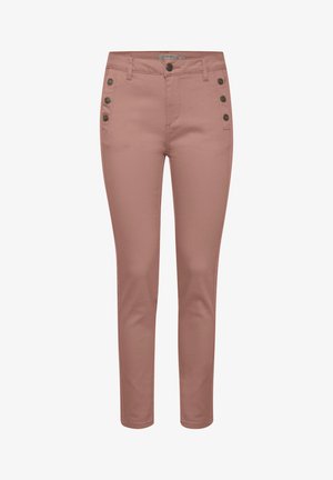 Pantalons ajustés roses en tissu léger, avec une texture lisse, cinq poches et des accents de boutons décoratifs sur le côté.