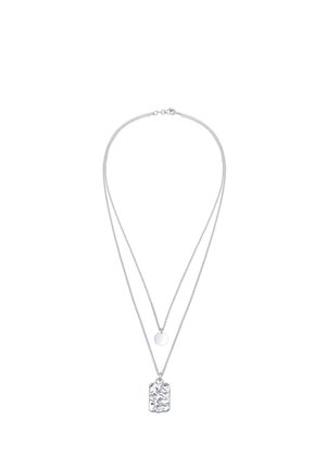 Doppellagige Silberkette mit dünnen Ketten, versehen mit einem kleinen runden Anhänger und einem größeren, strukturierten rechteckigen Anhänger.