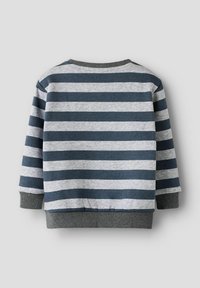 Sudadera a rayas con rayas horizontales en gris y azul marino, material de algodón texturizado, cuello y puños acanalados. Corte casual y cuello redondo.