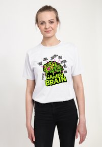Hvid bomulds t-shirt med et farverigt grafisk design, der viser en hjerne og teksten "GAMER BRAIN" i skarpe grønne og pink nuancer.