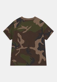 Dětské tričko s krátkým rukávem s maskáčovým vzorem v zelené, hnědé, černé a béžové barvě, zobrazené zezadu na bílém pozadí.