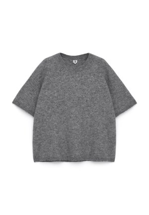 Grauer gestrickter Kurzarmpullover mit rundem Ausschnitt, der eine weiche Textur und eine lockere Passform aufweist und durchgehend eine einheitliche Farbe zeigt.