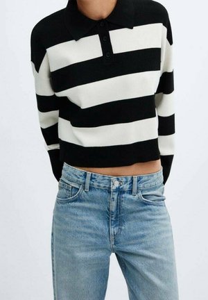 Person, die ein schwarz-weiß horizontal gestreiftes Langarmpoloshirt trägt, das über hellblaue hoch taillierte Jeans getragen wird.