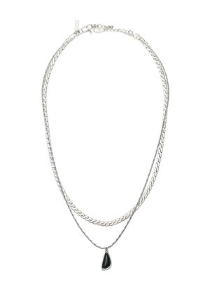 Silberne Halskette mit doppelter Kette und einem tropfenförmigen Anhänger aus schwarzem Stein, der an der längeren Kette hängt.