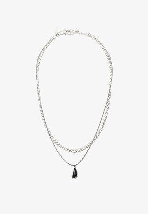 Silberne Halskette mit doppelter Kette und einem tropfenförmigen Anhänger aus schwarzem Stein, der an der längeren Kette hängt.