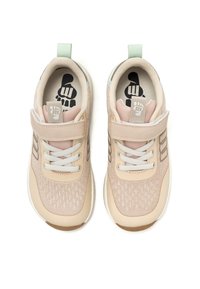 Zapatillas deportivas de un suave color durazno, con malla texturizada y acentos sintéticos lisos. Presentan cordones grises y correas ajustables. Suelas de goma.