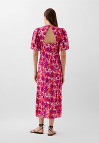 Blomstret midi-kjole i pink, lilla og orange med puffede korte ærmer og nøglehul-detalje i ryggen. Blødt stof med et flydende design.