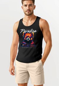 Schwarzes Tanktop mit einem bunten Grafikdesign eines DJ-Bären mit Sonnenbrille, begleitet von dem Text: "Neverless Paradiso Electronic Music."
