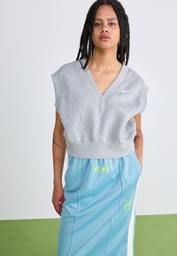 Nike Sportswear V NECK - Pamata T-krekls - grey heather/sail