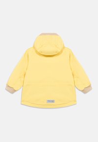 Κίτρινο, ελαφρύ μπουφάν με κουκούλα, ριμπ μανσέτες και ετικέτα στο τελείωμα. Λεία υφή, casual σχεδίαση.