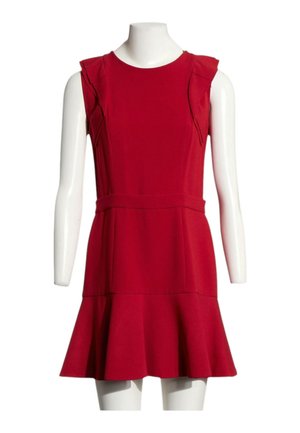 Robe rouge sans manches avec des détails à volants aux épaules et un ourlet évasé, exposée sur un buste de mannequin blanc.
