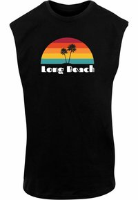Juodas be rankovių marškinėliai su grafiniu dizainu, vaizduojančiu vaivorykštės spalvų saulėlydį ir palmės, su užrašu "Long Beach" baltomis raidėmis.