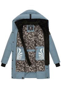 Abrigo acolchado de color azul claro con un collar de piel sintética negra, forro con estampado floral y dos bolsillos frontales que presentan un logo y detalles en azul claro.