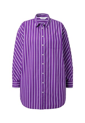 Camicia button-up viola con righe bianche verticali, maniche lunghe, colletto e taschino sul petto. Tessuto morbido con una vestibilità rilassata.