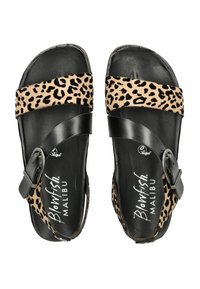 Černé sandály s leopardím potiskem na páscích, nastavitelné s přezkou a texturovanou stélkou. Na stélce je logo. Použity veganské materiály.