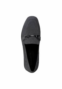 Grijze suède loafers met een gladde afwerking, voorzien van een metalen accent aan de voorkant en een ronde neus.