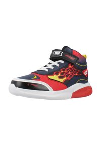 Scarpe da atletica alte con un design blu navy, rosso e giallo. Presentano grafiche di fiamme, lacci bianchi e una fascia in Velcro nera. Suola in gomma.