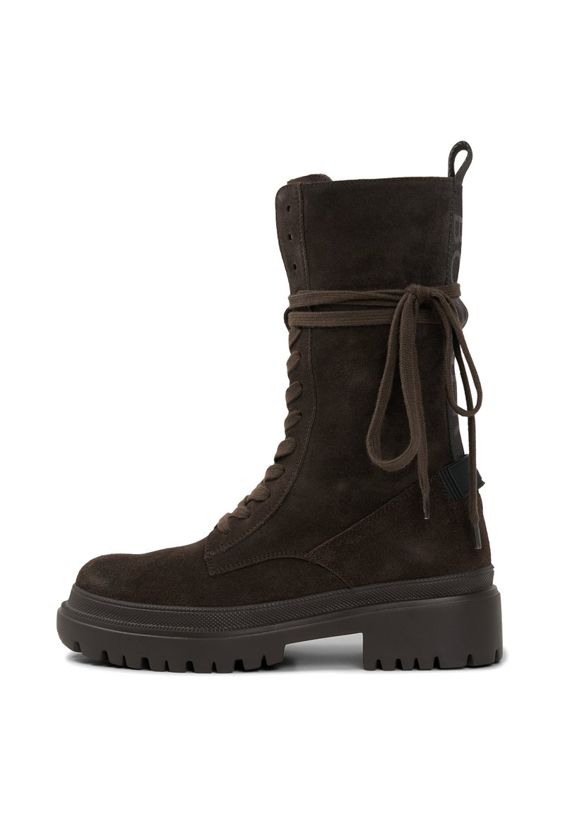Hnědé semišové kotníkové boty na šněrování s masivní podešví, bočními akcenty a zadním poutkem. Vyznačují se zaoblenou špičkou a texturovaným povrchem.