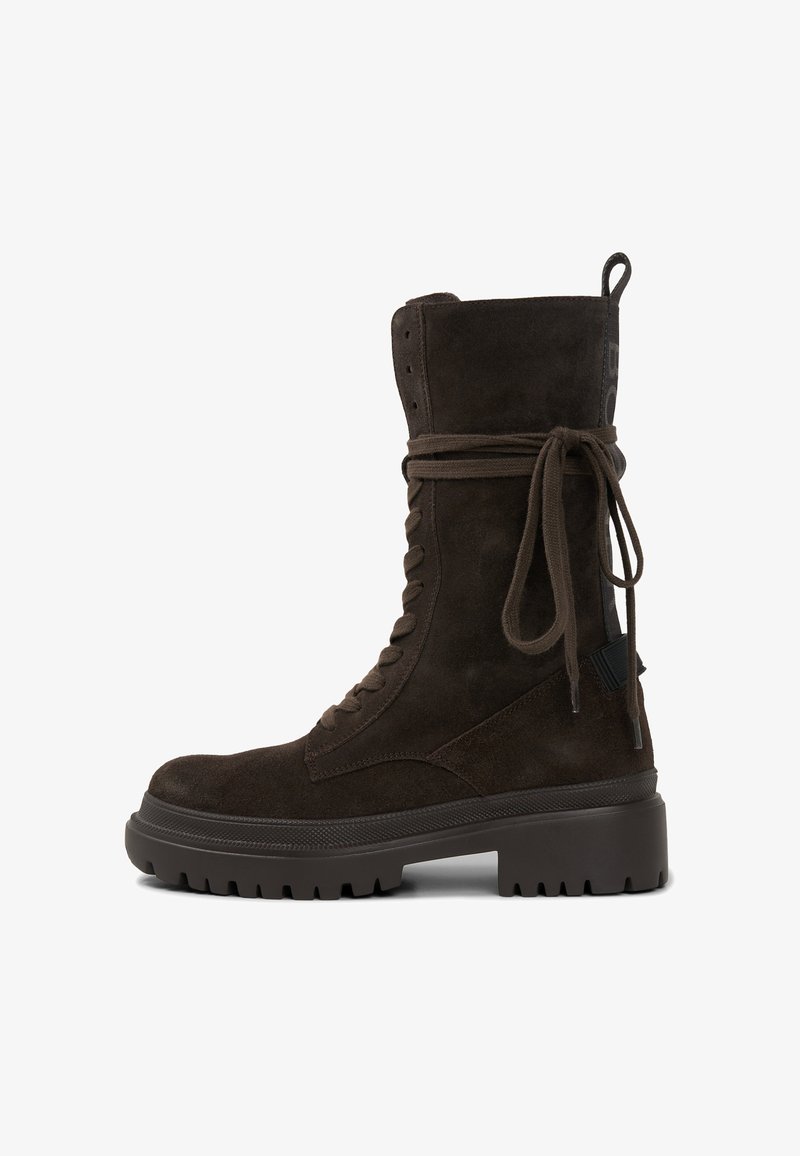 Hnědé semišové kotníkové boty na šněrování s masivní podešví, bočními akcenty a zadním poutkem. Vyznačují se zaoblenou špičkou a texturovaným povrchem.