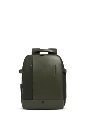 Dunkelgrüner rechteckiger Rucksack mit einem Tragegriff oben, seitlichen Gurten und einem Fronttaschen-Panel mit kleinem Logo auf der rechten Seite.