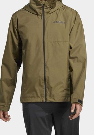 Giacca impermeabile verde oliva con cappuccio, zip frontale e tasca sul petto. Realizzata in materiale morbido e leggero con polsini regolabili.