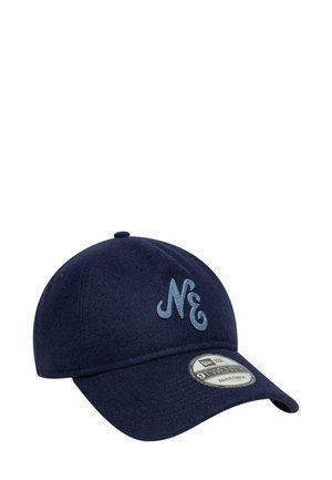 Navy blue baseball cap made of felt, featuring a light blue embroidered logo "NE" on the front and an adjustable strap at the back.