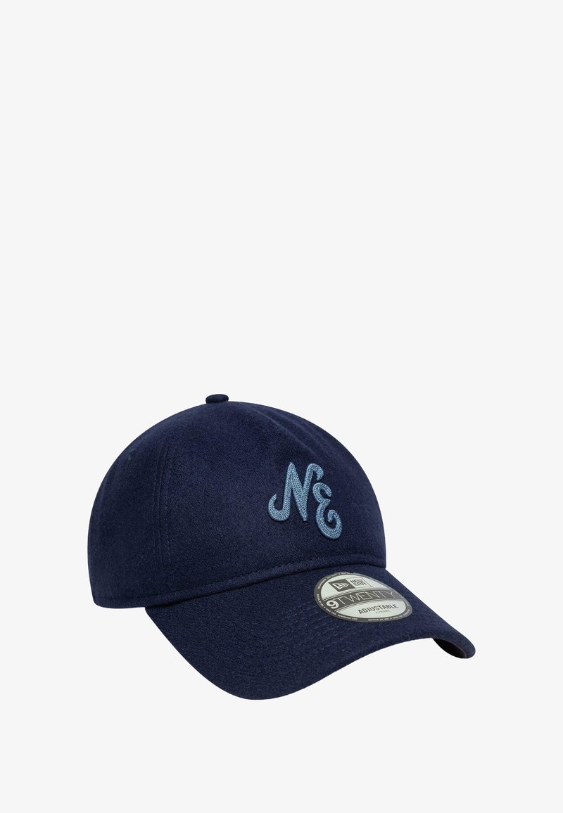 Navy blue baseball cap made of felt, featuring a light blue embroidered logo "NE" on the front and an adjustable strap at the back.