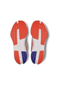 Laufschuhe mit einer Sohle in Rot, Weiß und Blau; strukturiertes Gummi für Halt; ausgeprägte geometrische Muster; Zwischensohlen-Design mit Belüftung.