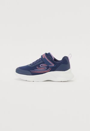 Skechers sneakers med en marineblå mesh-overdel, pink detaljer, velcrolukning og en tyk hvid sål.