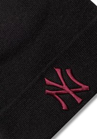 Berretto di lana nera con logo ricamato bordeaux sulla parte anteriore. Tessuto morbido con una vestibilità aderente, ideale per il caldo nelle condizioni più fredde.