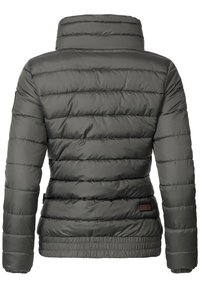 Giacca imbottita di colore grigio scuro, con colletto alto, design trapuntato, vita elastica e una piccola toppa con logo sul lato sinistro.