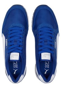 Niebieskie buty sportowe z syntetycznej górnej części, białe akcenty, płaskie sznurówki i wyściełany kołnierz. Posiadają logo marki na języku i boku. Teksturowana gumowa podeszwa.