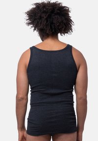 Zwarte gestreepte tanktop met een ribbelstructuur, voorzien van brede schouderbanden en een aansluitend ontwerp, gezien van de achterkant.